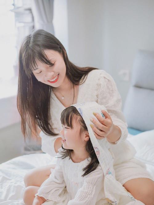 母女间的温馨日常：种花斗嘴育儿