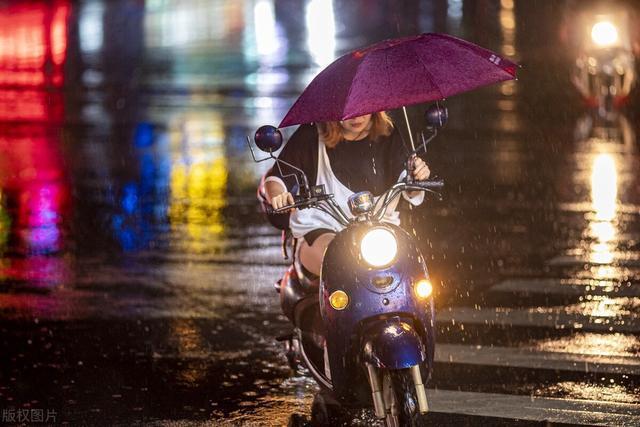雨中漫步：寻找失落的星光