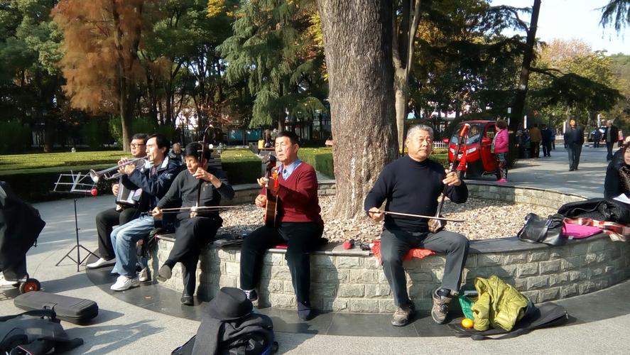 漫步公园遇二胡老人,感人琴声唤醒回忆 漫步公园遇二胡老人,感人琴声唤醒回忆