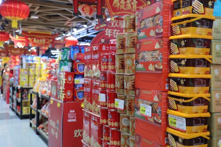 春节前购物热潮：各大商场超市的年货琳琅满目