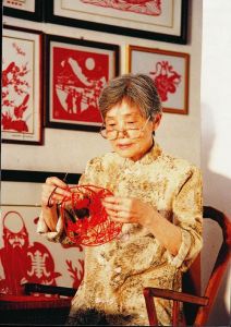 奶奶剪纸窗花：承载乡愁的记忆与美好