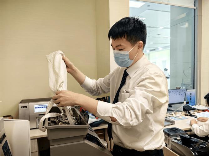 清晨忙碌的一天：银行员工的工作日常