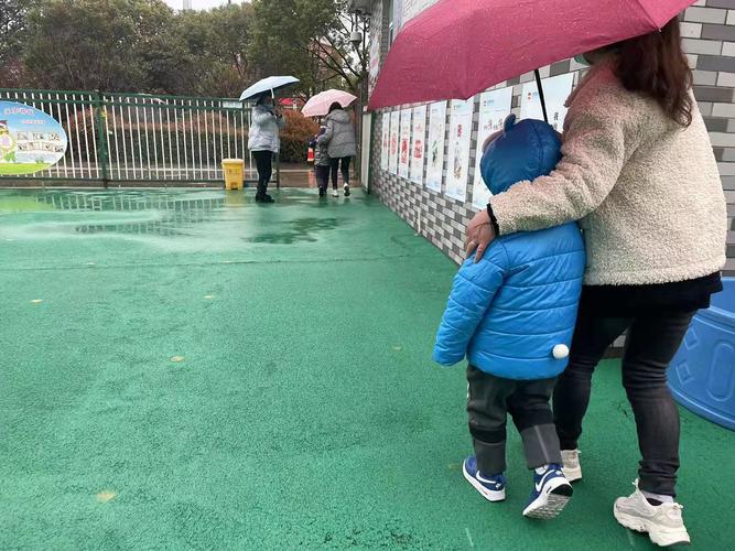 紫伞下的温情:回忆童年雨中故事 紫伞下的温情:回忆童年雨中故事