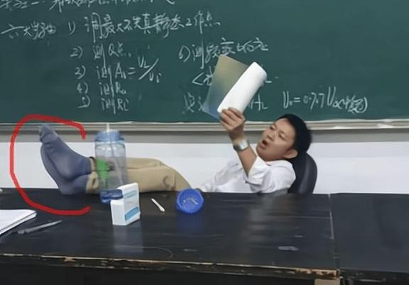 有趣的课堂瞬间：学生搞笑表现引人发笑
